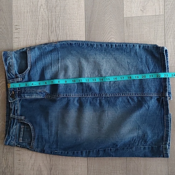 Calvin Klein US 27 Denim 5 Pocket Stretchy Pencil Skirt with Back Slit - Picture 9 of 10